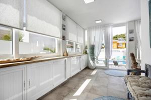 ein Wohnzimmer mit einem großen Aquarium und einem Stuhl in der Unterkunft Casa Anna in Novo Sancti Petri