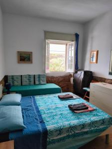 カルロフォルテにあるResidenza le bouganvilleのベッドルーム1室(青い掛け布団、窓付)