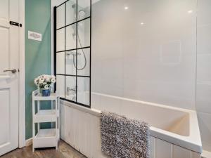 Koupelna v ubytování 3 Bed in Cowes 93982 + 12 fotografií