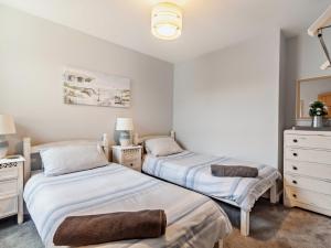 Postel nebo postele na pokoji v ubytování 3 Bed in Cowes 93982