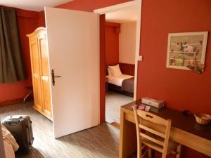 Postel nebo postele na pokoji v ubytování LOGIS - Auberge Du Colombier