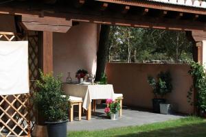 A garden outside El Hogar del Fresno casa con encanto en Cañicosa