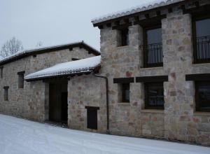 El Hogar del Fresno casa con encanto en Cañicosa during the winter