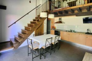 A kitchen or kitchenette at El Hogar del Fresno casa con encanto en Cañicosa