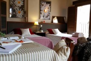 A bed or beds in a room at El Hogar del Fresno casa con encanto en Cañicosa