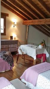A bed or beds in a room at El Hogar del Fresno casa con encanto en Cañicosa