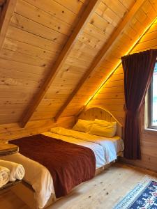 A bed or beds in a room at Nehir Bungalows