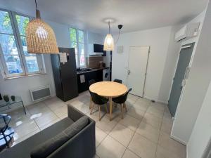 un salon avec une table et un canapé dans l'établissement Apartment t3, 50m2, downtown, à Istres 11 autres photos