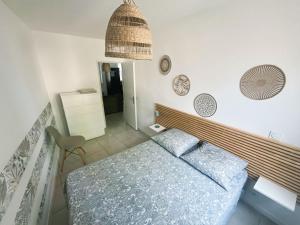 une petite chambre avec un lit et un miroir dans l'établissement Apartment t3, 50m2, downtown, à Istres