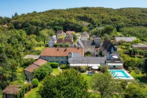 an aerial view of a large estate with a swimming pool at Le Prieuré Le Pavillon in Souillac