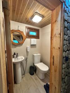 A bathroom at Nehir Bungalows Még 23 kép