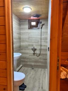 A bathroom at Nehir Bungalows
