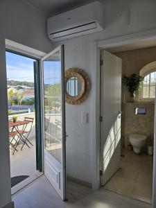 un corridoio con porta che conduce a un balcone di Sesimbra Stylish Villa by Homing a Sesimbra