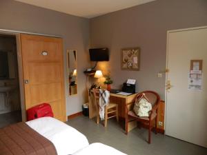 Postel nebo postele na pokoji v ubytování LOGIS - Auberge Du Colombier + 16 fotografií