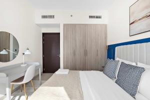 アブダビにあるSilkhaus Spacious 2 BDR Reem Central Park Nearbyのベッドルーム(白いベッド1台、デスク、デスク付) +14枚の写真