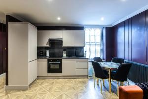 Una cocina con una mesa y sillas en una habitación. en Apartment 5, en Chepstow