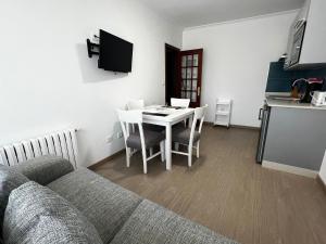 Televízia a/alebo spoločenská miestnosť v ubytovaní Apartamentos Pacheca