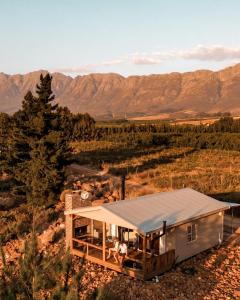 a house in the desert with mountains in the background at Kingfisher Cabin at Vrolikheid Landgoed in Tulbagh