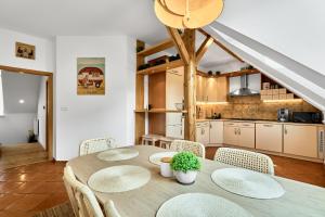 a kitchen and dining room with a table and chairs at Apartmán Karlstadt in Karlovy Vary