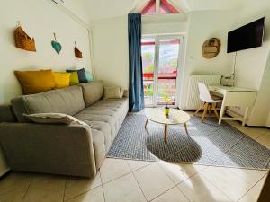 un soggiorno con un divano e un tavolo di Mimi2 Apartment a Zamárdi
