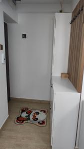 a room with a refrigerator and a rug on the floor at Apartament Belvedere in Galaţi
