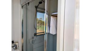 Koupelna v ubytování Turtle Island Lakeside Tiny House 2 by Tiny Away