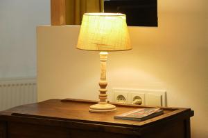 una lámpara sobre una mesa en Wehost Heart Of Tbilisi Studio, en Tiflis