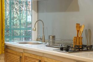 una cocina con fregadero y encimera en Wehost Heart Of Tbilisi Studio, en Tiflis