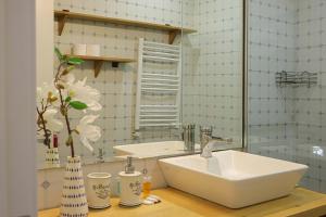 un baño con lavabo y espejo en Wehost Heart Of Tbilisi Studio, en Tiflis 26 fotos más