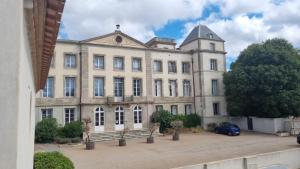 an old building with a car parked in front of it at Le Charmant-Terrasse-Vue et accès Piscine -15 in Laredorte