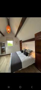 Katil atau katil-katil dalam bilik di VILLA FAMILIALE 5 chambres dans un écrin de verdure à 15 MNS DES PLAGES