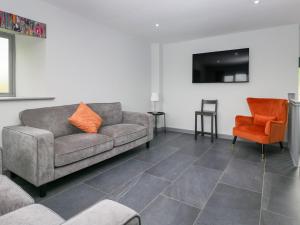un soggiorno con un divano e una poltrona di Fell View Cottage a Kendal