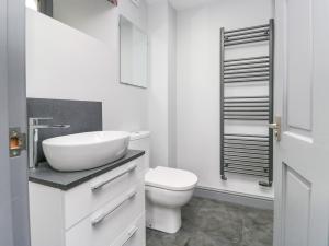 un bagno bianco con lavandino e WC di Fell View Cottage a Kendal Altre 39 foto
