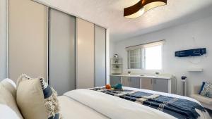 a bedroom with a large bed and a window at Caideros Sunset in Los Caideros +42 photos