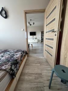 Postel nebo postele na pokoji v ubytování Apartament Złota 15