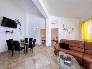 Televízia a/alebo spoločenská miestnosť v ubytovaní Top Apartments