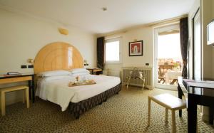 A bed or beds in a room at Hotel Gregoriana