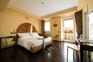 A bed or beds in a room at Hotel Gregoriana