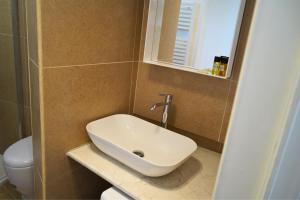 un bagno con lavandino e WC di Lumiae Suite a Lecce