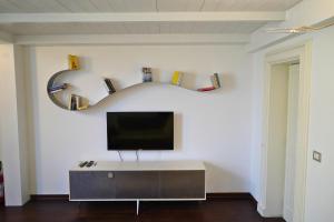 un soggiorno con una TV a parete di Lumiae Suite a Lecce Altre 4 foto