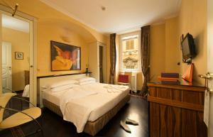 A bed or beds in a room at Hotel Gregoriana