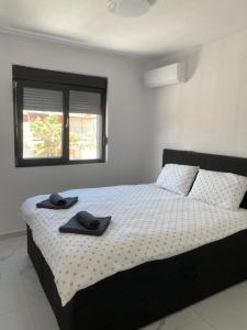Un dormitorio con una cama con dos toallas encima. en Dionysus building, en Ofrinion