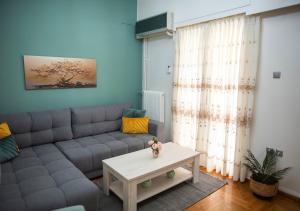 una sala de estar con un sofá y una mesa en Aranis Central Apartment, en Ioannina
