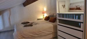 En eller flere senge i et værelse på Appartement Cozy avec Clim, Balcon et Parking Gratuit