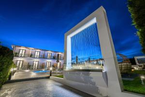 拉加纳斯White Canvas Boutique Studios的前方设有大窗户的建筑