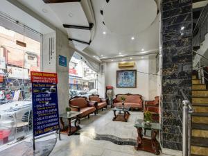 Posezení v ubytování Hotel Legend International -Just a min walk from New Delhi Railway Station