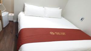 Postel nebo postele na pokoji v ubytování MAYONE HOTEL Myeongdong