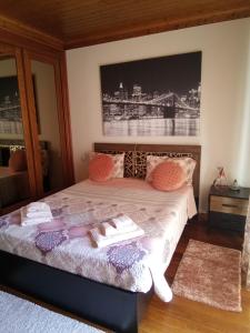 um quarto com uma cama com dois livros em Casa das Laranjeiras em Alqueidão da Serra mais 37 fotografias