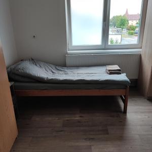 Sleep & Go Praha - západ房間的床