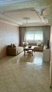 una sala de estar con un sofá y una mesa en Appartement lumineux à Rabat, en Rabat